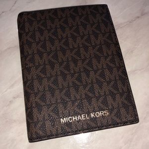 BRAND NEW MICHAEL KORS JET SET PASSPORT WALLET 💕